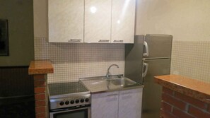 Refrigerador, horno, parrilla de estufa y cafetera y tetera 