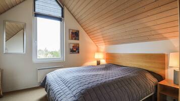 2 bedrooms, travel crib, free WiFi