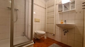 Shower, towels, soap, toilet paper - Apartment 2/ 2-room (45m²; 1-2 pers.) - Country vacation near Ostseebad Rerik (Biendorf)