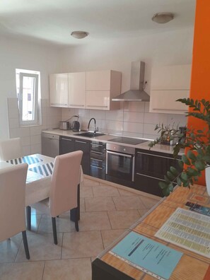 Fridge, microwave, oven, stovetop - Holiday apartment with air conditioning and pool (chlorine-free electrolysis) exclusive to this apartment only (Valbandon)