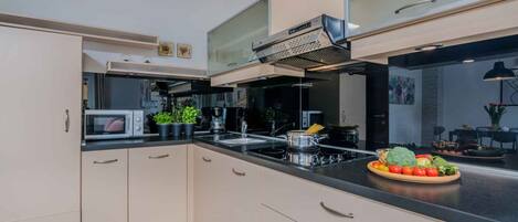 Fridge, microwave, stovetop, dishwasher