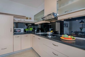 Frigorífico, microondas, placa de cocina y lavavajillas