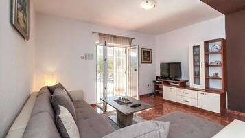Fernseher, DVD-Player, Tischfußball, Tischtennisplatte