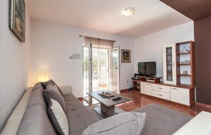 Televisión, reproductor de DVD, futbolito y tenis de mesa 