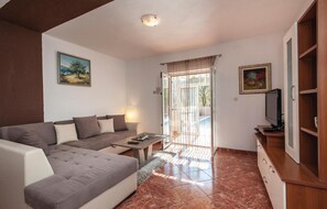 Tv, dvd-spelare, bordsfotboll och ett bordtennisbord