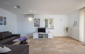 TV - Beach front apartment in Omisalj with WiFi (Omisalj)