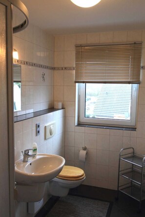 Shower, hair dryer - Vacation apartment at Lake Mirower See (attic) Whg. 1 - Holiday apartments at the lake in (Mirow)