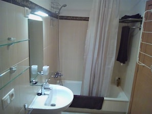 Shower, bidet, towels, soap - Ático con terraza y vistas al mar cerca de la playa - Attica apartment with (Malpica)