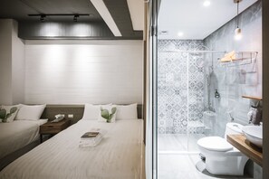 Standard Quadruple Room | Bathroom - Tiin Tinn - Rivershore B&B (Taitung)