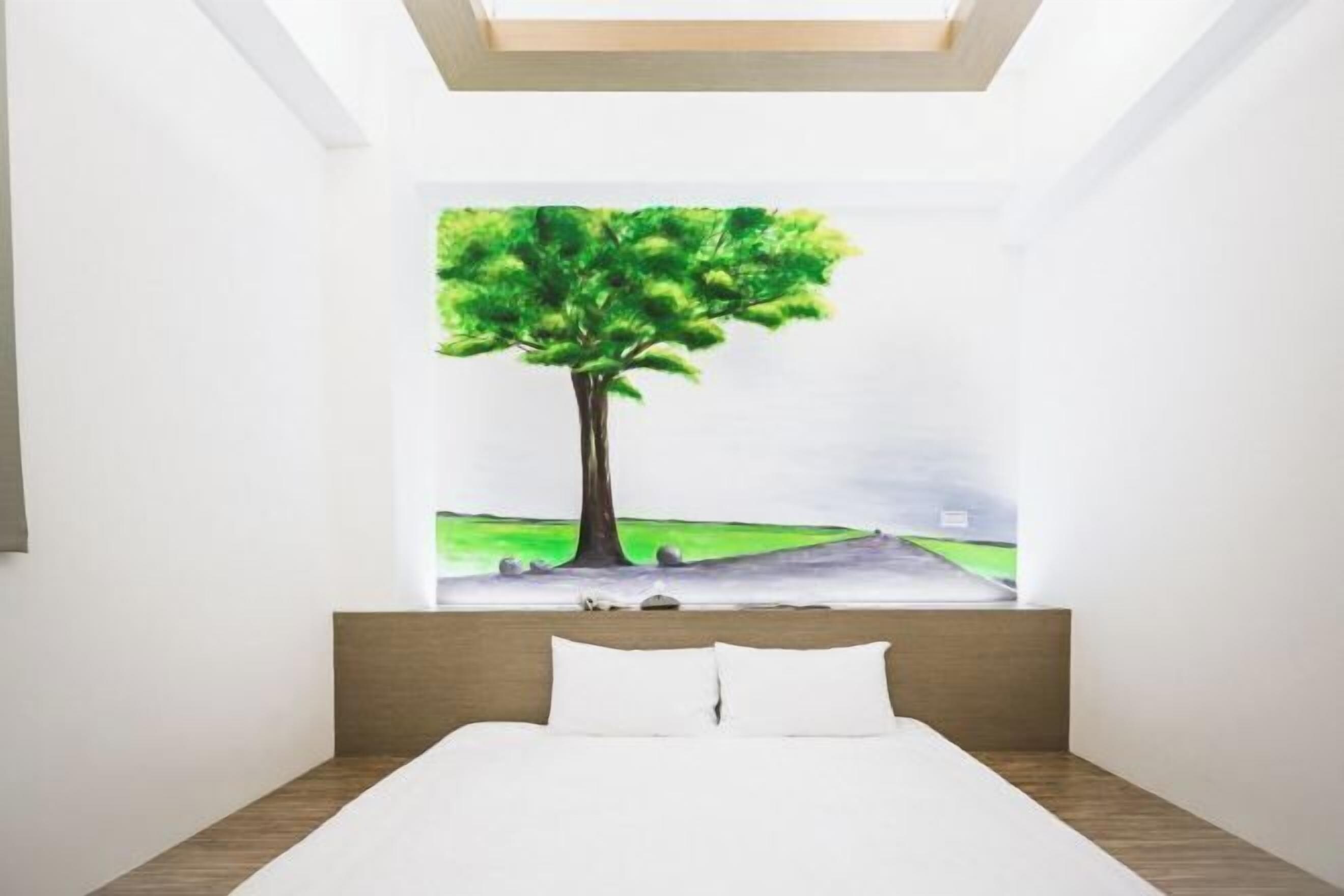 Skrivebord, blendingsgardiner, lydisolert og strykejern/-brett