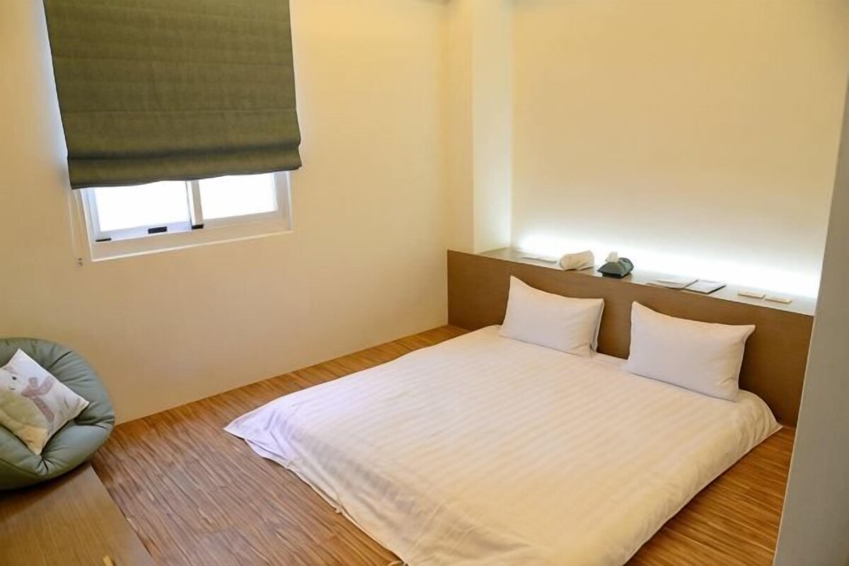 Masa, güneşlik/perde, ses yalıtımı, ütü/ütü masası 