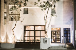 住宿正面 - 傍晚/夜晚