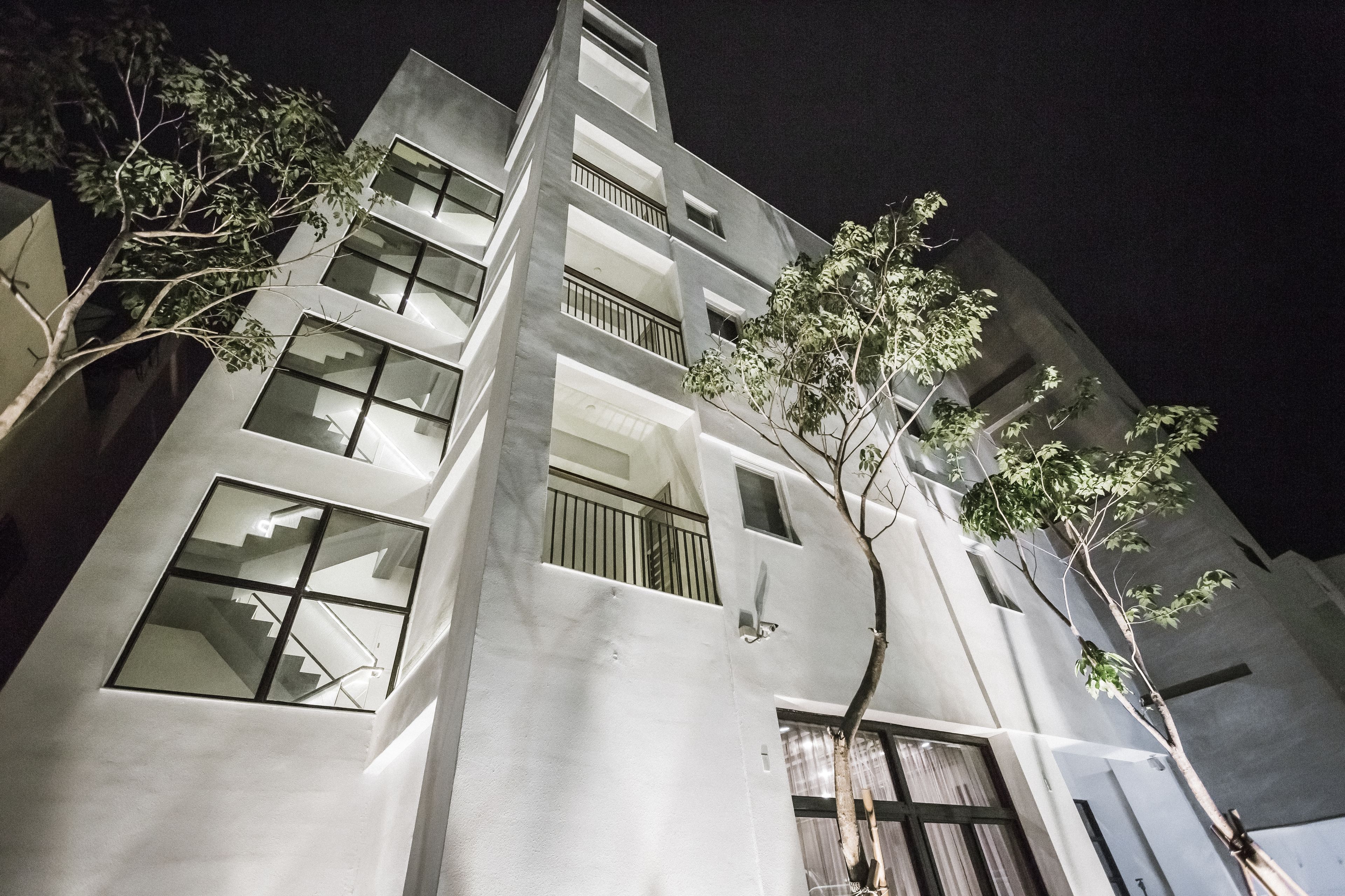 Fachada da propriedade à noite