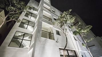 Fachada da propriedade à noite