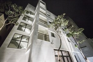 Front of property - evening/night - Tiin Tinn - Rivershore B&B (Taitung)