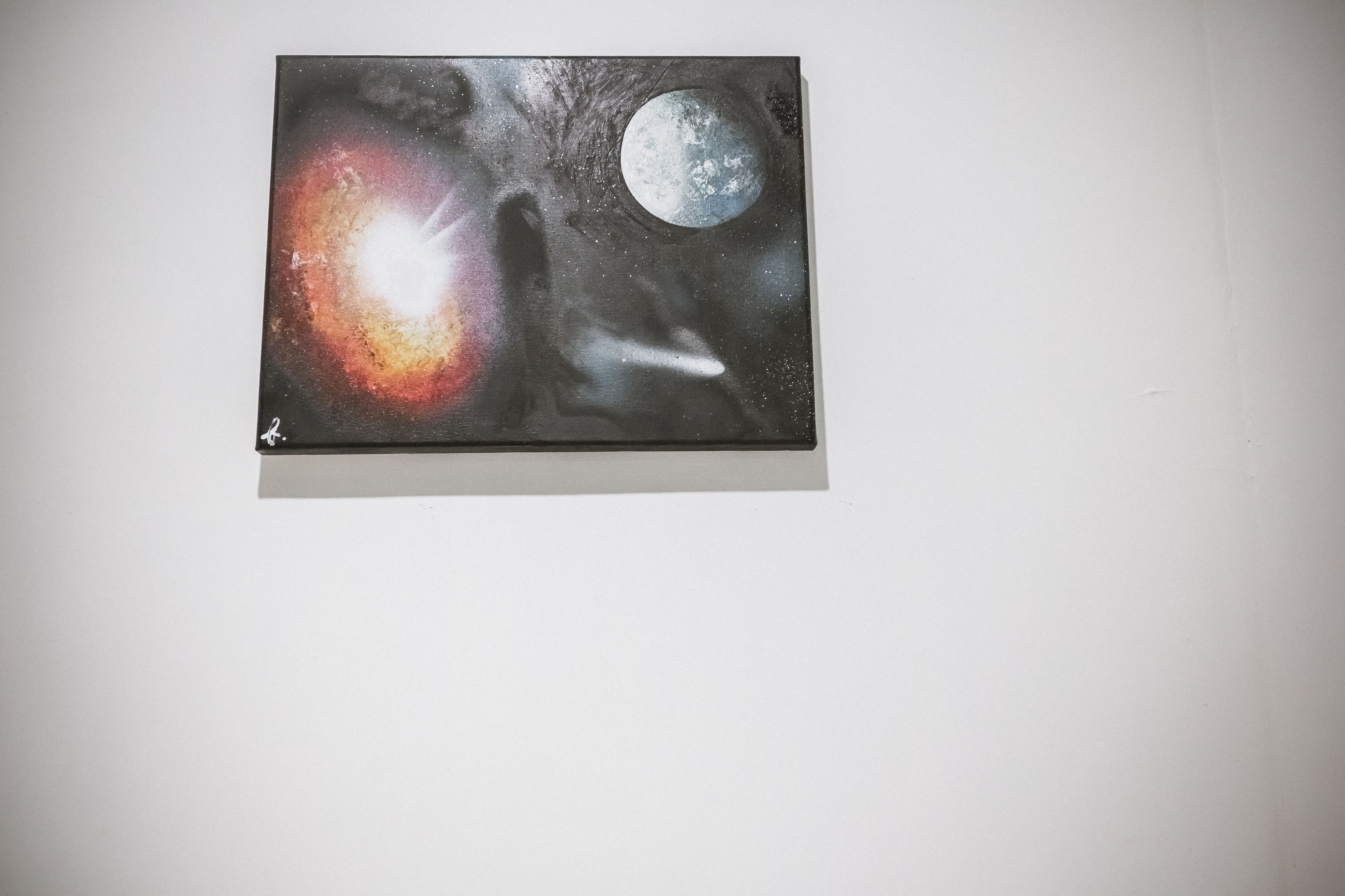 En målning som föreställer en kosmisk scen med en stor måne och en lysande stjärna.