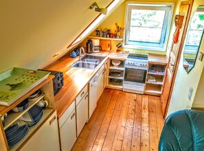 Een koelkast, een magnetron, een oven, een vaatwasser