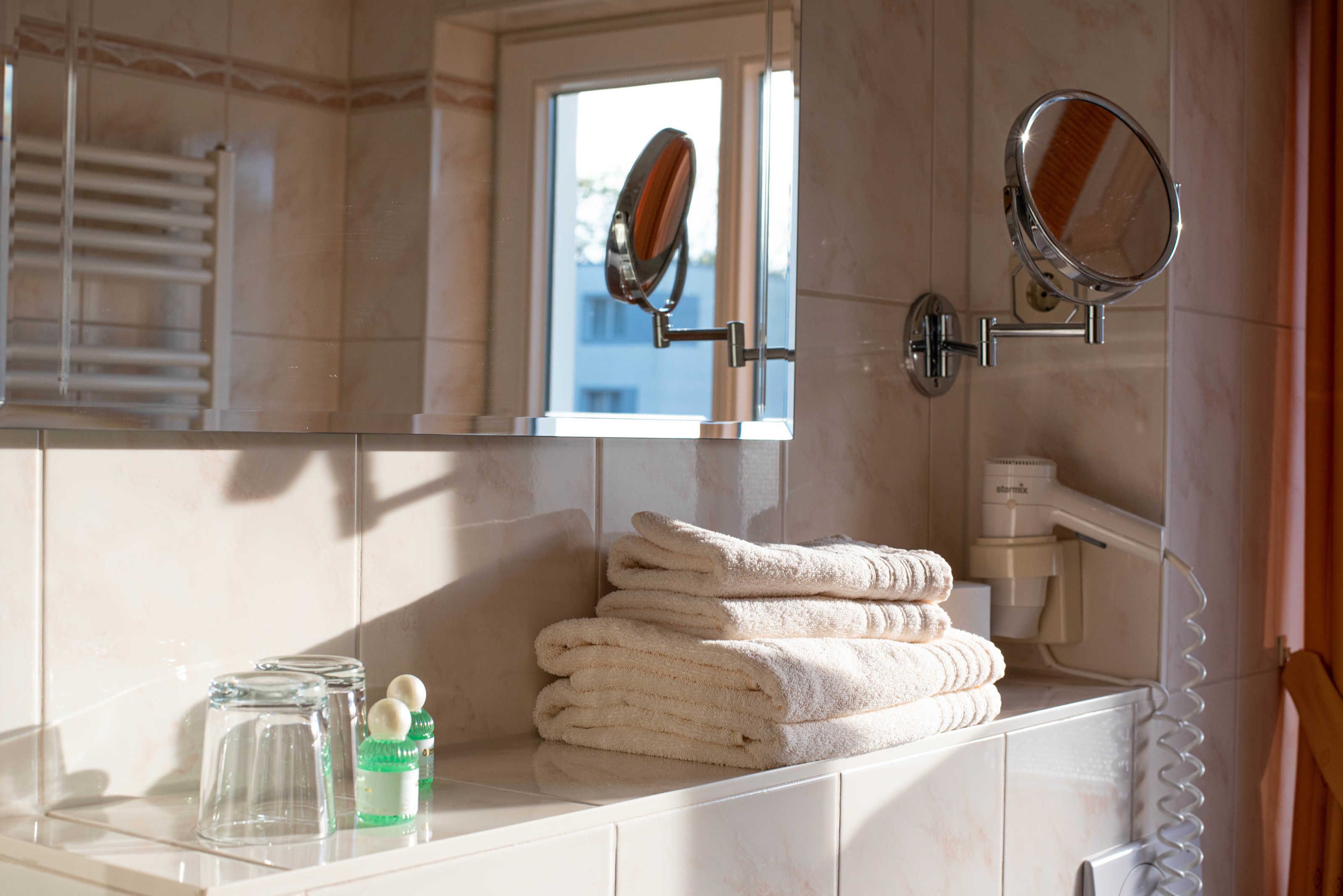 Een douche, een haardroger, handdoeken