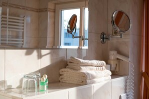 Shower, hair dryer, towels