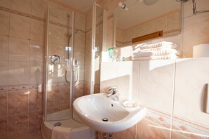 Douche, sèche-cheveux, serviettes fournies