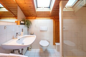 Douche, sèche-cheveux, serviettes fournies