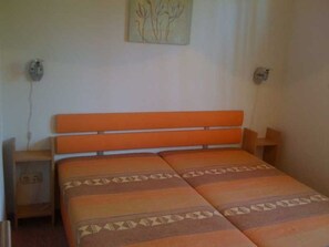 1 Schlafzimmer, Reisekinderbett