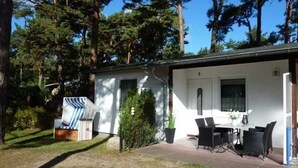 Une petite maison de plain-pied avec un patio.