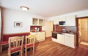 Kühlschrank, Mikrowelle, Herdplatte, Geschirrspüler