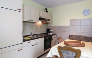 Réfrigérateur, micro-ondes, plaque de cuisson, lave-vaisselle