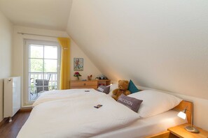 3 bedrooms, in-room safe, desk, travel crib