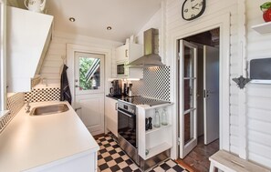 ثلاجة، موقد طهي مسطح، غسالة أطباق، ماكينة لصنع القهوة/الشاي