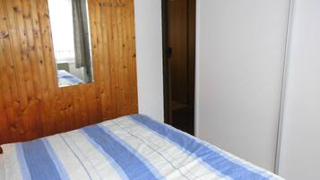 2 bedrooms, travel crib, WiFi, bed sheets