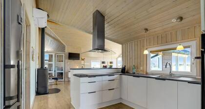 Amazing home in HarboĂžre with WiFi