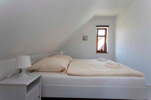 1 camera, culla da viaggio, lenzuola