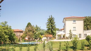 Ein Hotel mit Schwimmbad, Außenbereich und Garten.