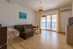 TV - Holiday apartment with balcony and sea view (Crikvenica)