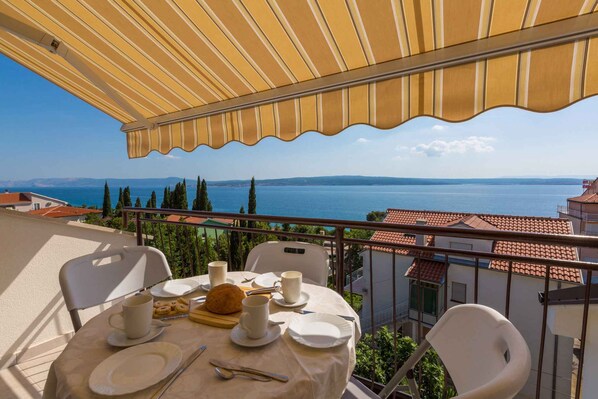 Outdoor dining - Holiday apartment with balcony and sea view (Crikvenica)