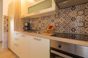 Refrigerador, horno, placa de cocina, cafetera/tetera