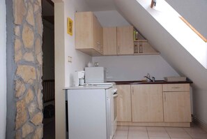 Frigorífico, horno, placa de cocina y cafetera o tetera