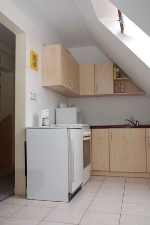 Kühlschrank, Ofen, Herdplatte, Kochgeschirr/Geschirr/Besteck