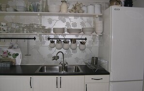 Réfrigérateur, micro-ondes, plaque de cuisson, lave-vaisselle