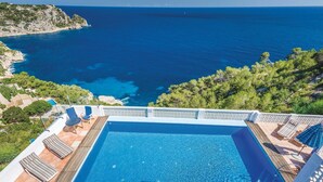 A rooftop pool with a view of the sea and surrounding greenery. - Gorgeous apartment in Jávea with swimming pool (Jávea)