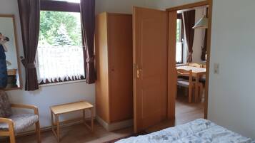 2 Schlafzimmer, Reisekinderbett, WLAN, Bettwäsche