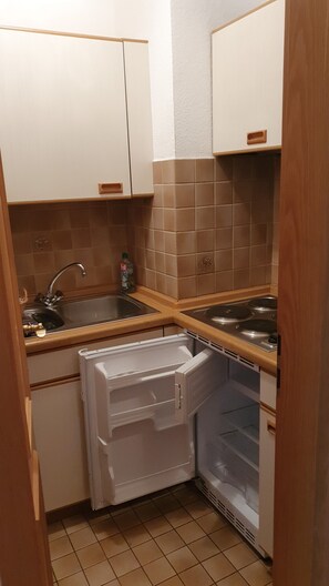Kühlschrank, Mikrowelle, Wasserkocher mit Kaffee-/Teezubehör