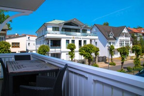 Outdoor dining - Villa Hansa, App. 4, 2 bedrooms, 2 bathrooms, in Binz, 2 balconies - App. with 2 bedrooms and 2 bathrooms (Binz)