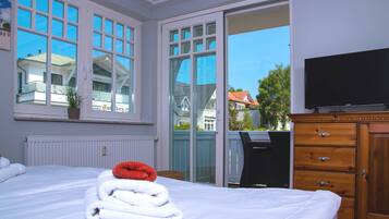 2 bedrooms, desk, iron/ironing board, travel crib