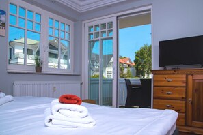 2 slaapkamers, een bureau, een strijkplank/strijkijzer, reisbedje