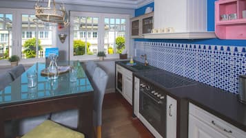 Kühlschrank, Ofen, Geschirrspüler, Wasserkocher mit Kaffee-/Teezubehör