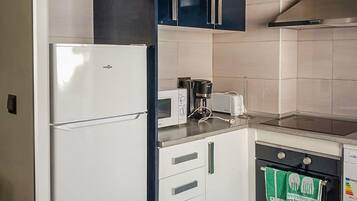 Een koelkast, een oven, een kookplaat, een vaatwasser