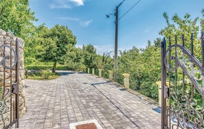 Property grounds - Gorgeous apartment in Grizane (Grizane)